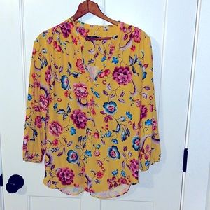 Fun floral yellow flowy top!